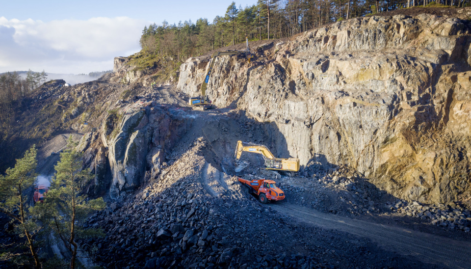 HØYT: Den høyeste skjæringen Hæhre Entreprenør lager på tilførselsveien mellom Mandal og nye E39, er 40 meter høy. Da har Cat 352 graveren med langt aggregat og boretårn vært et svært viktig verktøy sammen med Cat 390-en som står under skjæringa og laster ut.