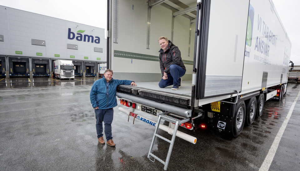 FORNØYDE: Fra nå skal ikke avrenning være noe problem når Runar Bakken og Bama Logistikk kjører fersk fisk. Også Kim Christensen i TIP Trailer som leverer de nye hengerne, er godt fornøyd med resultatet.