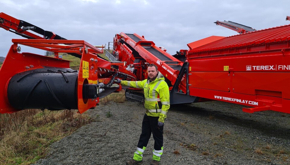 Serviceleder Sindre Byremo i Mineralteknikk AS klargjør to nye maskiner på lageret. Begge skal leveres like etter nyttår. Foto: Mineralteknikk
