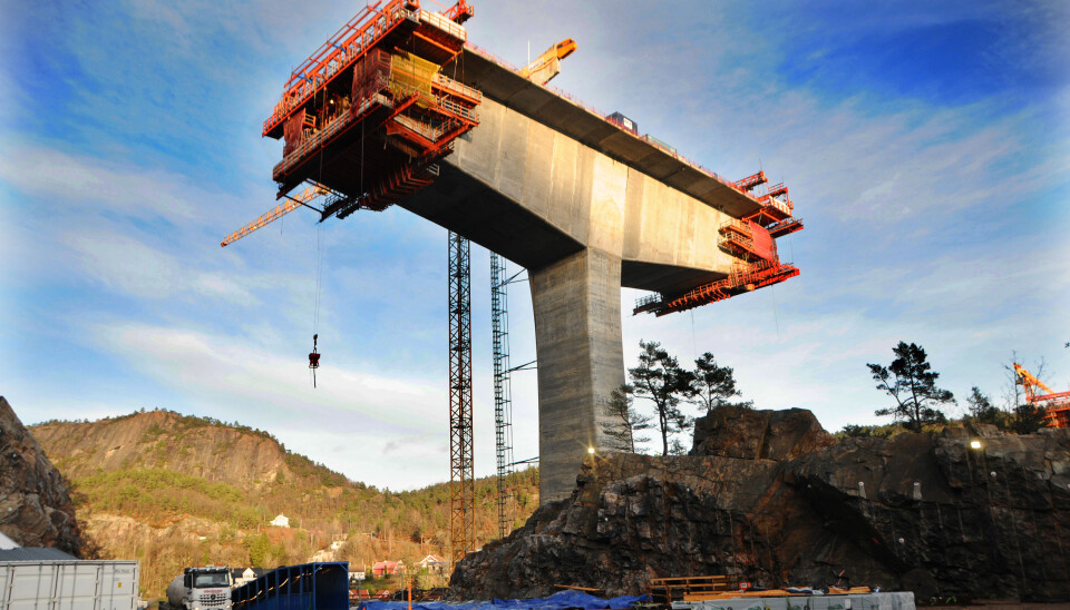 På vestre søyle balanserer nå 70 meter med firefelts motorvei i 24 meters bredde og 60 meter over bakkenivå. Foto: Nye Veier