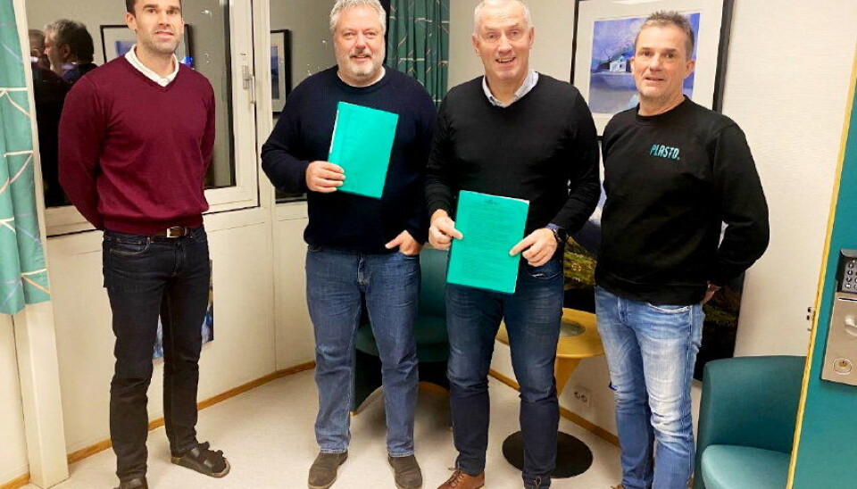 Fra venstre: Runar Stenerud, Peder Strømsvåg, Lars Stenerud og Knut Johan Stenerud. Signert avtale med Plasto AS. Foto: Roadtech