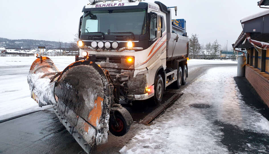 Brøytebilen fra Bilhjelp AS ble pålagt å veies med brøyteplogen oppe, siden det var slik den kom kjørende inn på kontrollplassen.