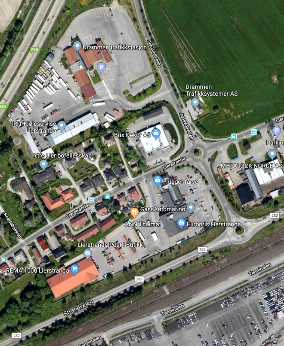 Brøyteroden Espen Paulsen kjørte på var på fylkesvei 282, ved jernbanen. Skilt viste at han måtte kjøre til veiing på trafikkstasjonen lenger nord. Da han kjørte Jensvollveien til veiingen, løftet han plogen for ikke å brøyte der han ikke skulle.
