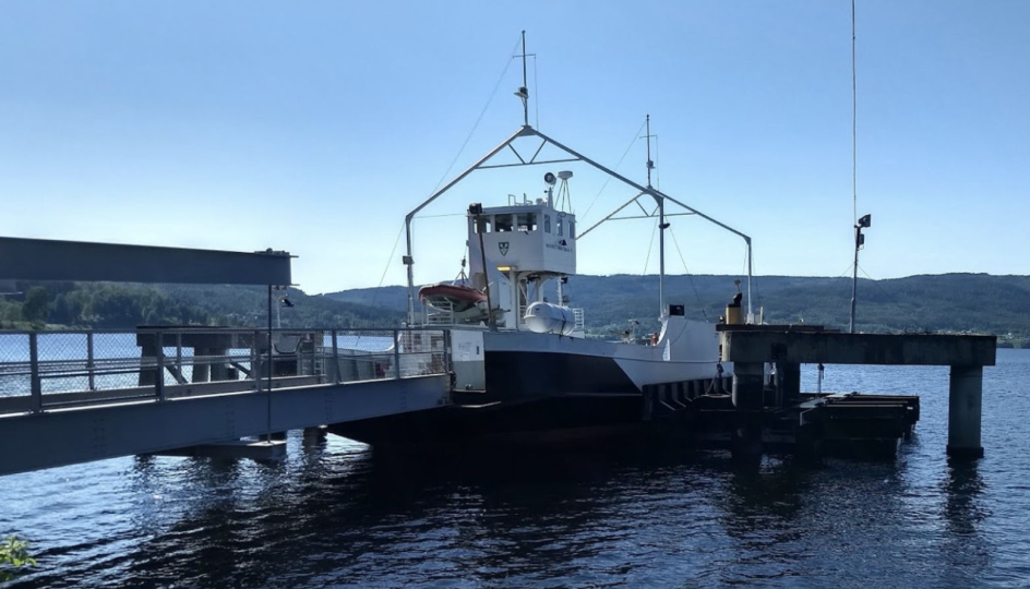 Randsfjordferga, som går mellom Horn og Tangen, skal bli elektrisk og trenger nye fergekaier, et arbeid BMO Entreprenør skal gjøre.