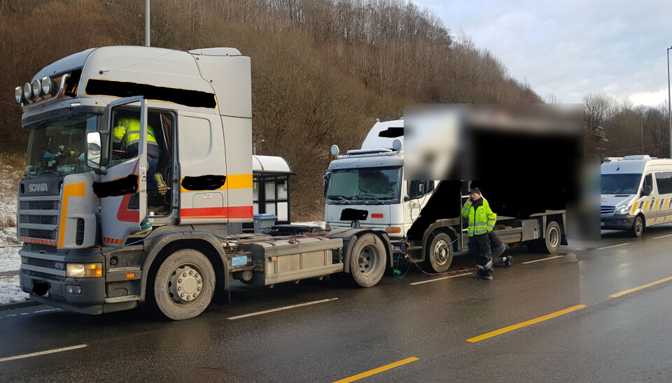 Vegvesenet stoppet ei trekkvogn som forsøkte å dra i gang en lastebil som skulle kjøres ut av Norge til sin nye eier i utlandet.