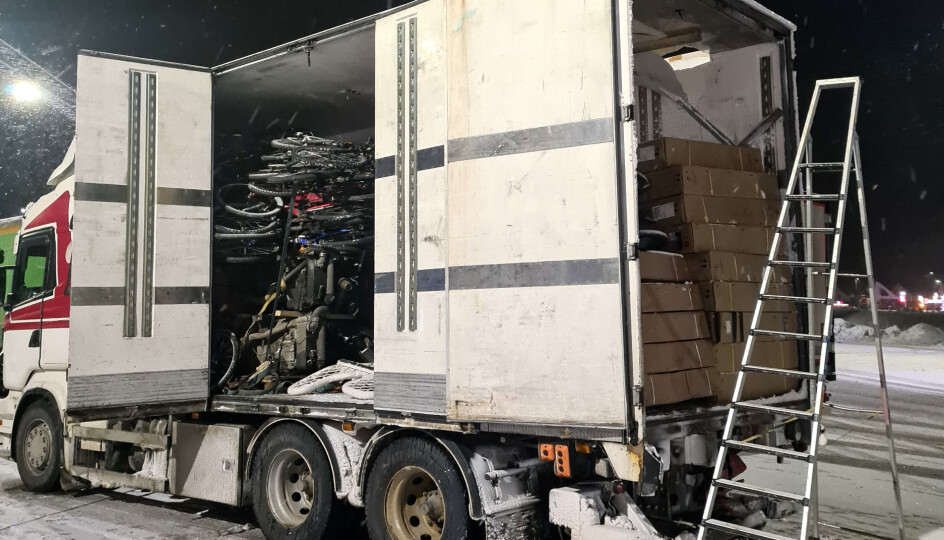 Satte seg fast, kjørte forbi kontroll og hadde lastet ulovlig