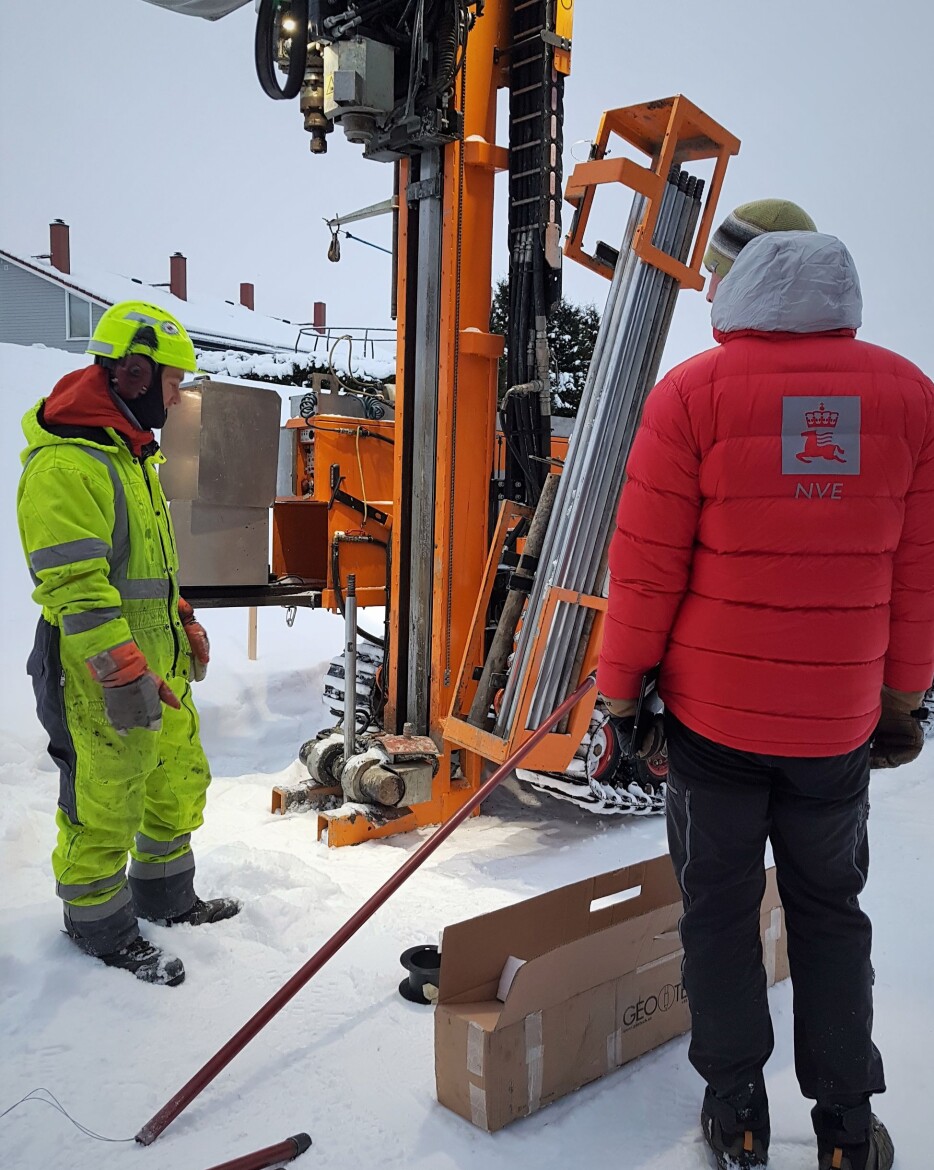 En mobil borerigg tar prøver av grunnen på 20-30 meters dyp i et av de evakuerte områdene.