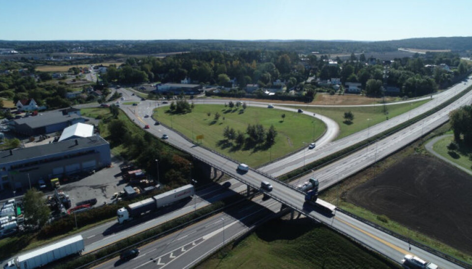 Det skal bygges parallell til Årum bru på riksvei 22 over E6 mellom Fredrikstad og Sarpsborg. Den nye parallellen bygges 15-20 meter sør for dagens bru (foran på bildet), og dermed får Årum bru fire felt pluss gang- og sykkelvei.
