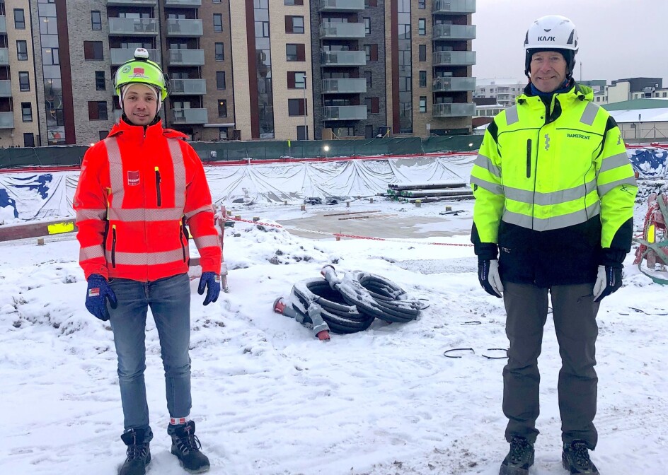 - Vi ser på oppdraget i forbindelse med Løren botaniske-prosjektet som en bekreftelse på at vi har lyktes med vår satsing på rask levering og god service og oppfølging, sier storkunde-selger i Ramirent Norge, Jarle Pettersen(t.h.), her sammen med prosjektleder Eirik Birkeland Nikolaisen i Veidekke.