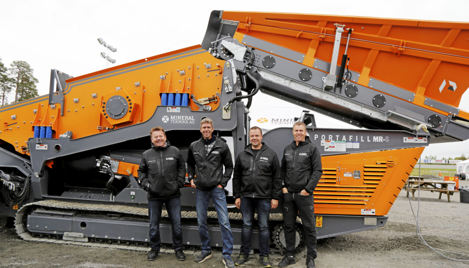 Marius Torgersen (til venstre) kom fra Scandia Maskin da han begynte i Mineralteknikk. Her er han sammen med Rune Grønvold (videre fra venstre), Sindre Byremo og Arne Kenneth Øvstebø på Anleggsmessa Sør i Kristiansand høsten 2020. Foto: Klaus Eriksen
