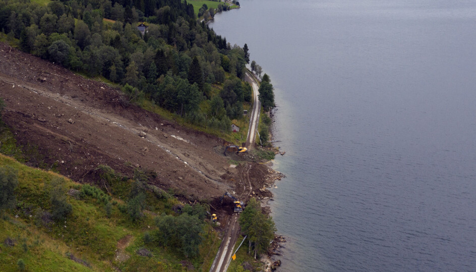 Klimaendringer fører til økt nedbør, mer erosjon, større fare for skred, flom og oversvømmelser. Veiene stenges 2000 ganger i året i Norge som følge av skred.