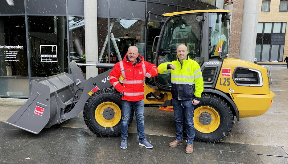 Overlevering av Volvo L25 Electric 19. januar 2021. Veidekke bestilte sin Volvo L25 Electric under Bauma i Munchen i april 2019 Fra venstre: Are Ellefsrud (Maskinsjef, Veidekke) og Kenneth Hansen (Salgssjef, Volvo Maskin).