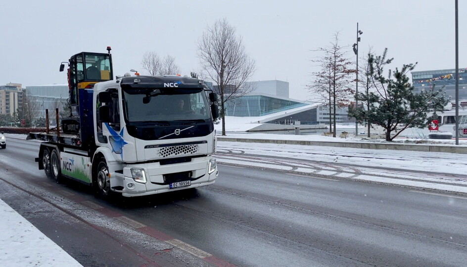 En elektrisk Volvo-lastebil fra NCC på vei for å levere den elektriske gravemaskinen til K. Baugerød Anlegg.