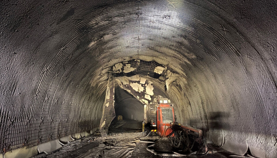 Det er en oppryddingsjobb å gjøre i den delen av Haramsfjordtunnelen der en betongsprøyterigg brant 8. januar 2021.