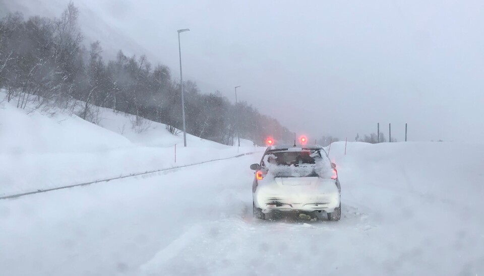 Kvænangsfjellet er ofte stengt om vinteren. Her fra oppstillingsområdet for kolonnekjøring på vestsiden av fjellovergangen.