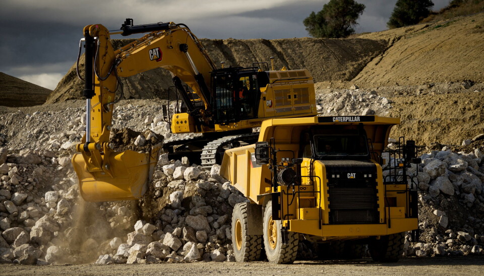 Cat 374 på 72 tonn laster opp en 772G-dumper.
