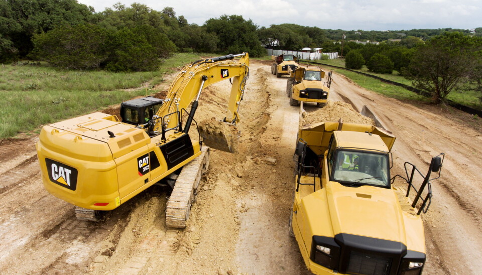 50-tonneren Cat 352 matches med rammestyrte dumpere i dette tilfellet. Foto: Cat