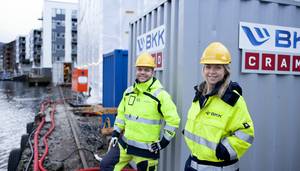 Battericontainer ved Kranen sameie, Damsgårdssundet. BKK Prosjektutvikler Kjetil Strand Solheim og prosjektleder Camilla Moster i BKK.
