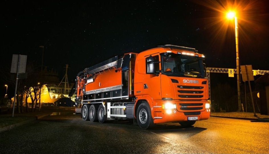 Med sine oransjer biler, er Kjelsberg Transport godt synlige på veiene i Trøndelag, når de er ute på oppdrag, tidlig og sent. Det skal de fortsette å være.