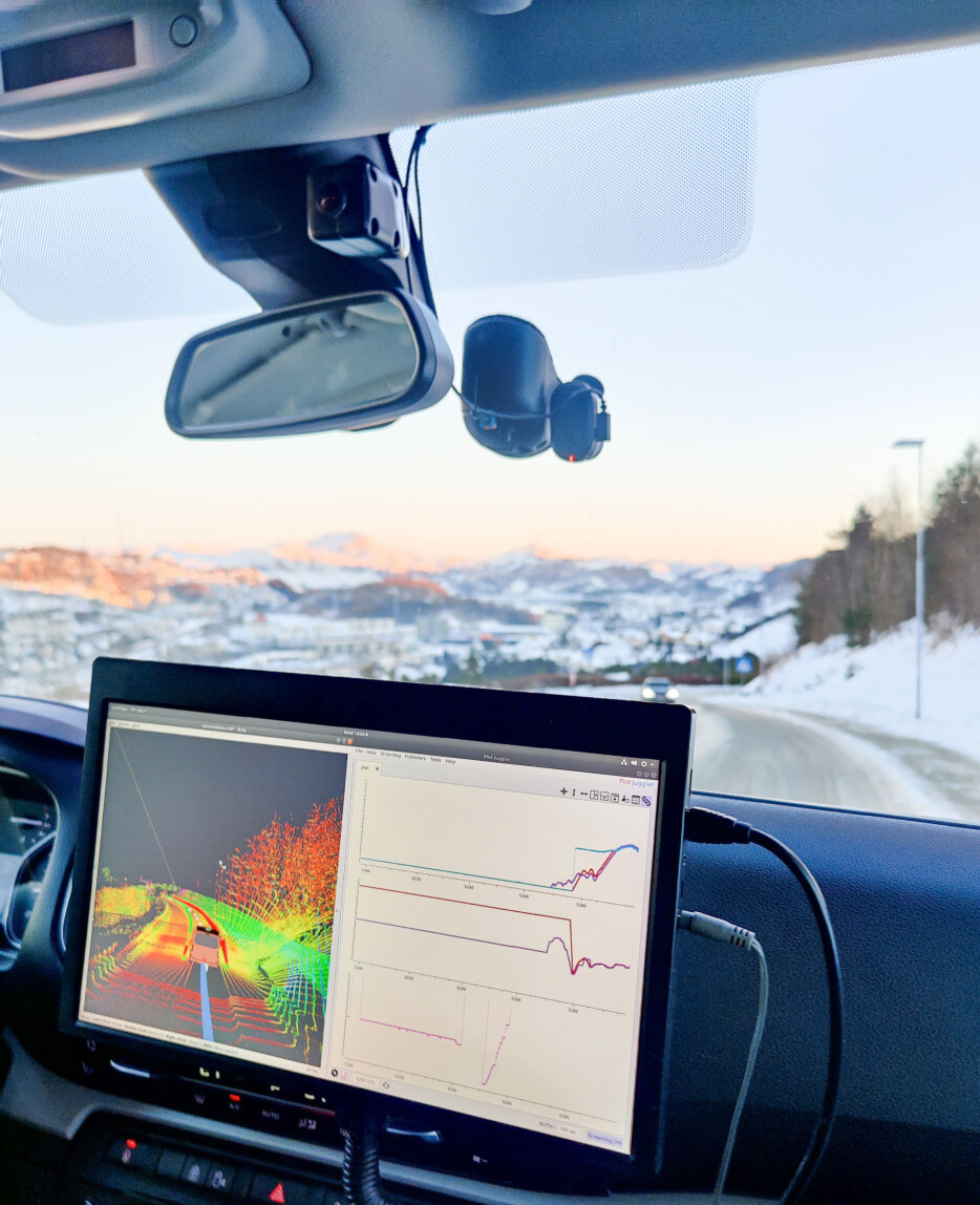 Skjermen inne i bilen formidler systemets status til sikkerhetsføreren. Bildet til venstre er skapt av flere LiDAR-sensorer, og gir føreren mulighet til å følge med på at systemet fungerer som det skal. Grafene til høyre beskriver hvilke kommandoer systemet sender til kjøretøyet, og hva kjøretøyet foretar seg.