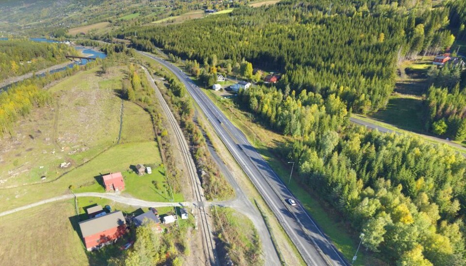 Erling Rolstad AS skal blant annet rive hus, montere viltgjerde, hogge skog og utføre arbeider langs jernbanen.