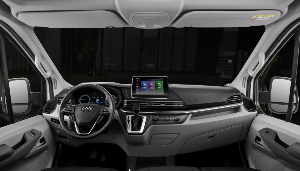 Interiøret er som man kan forvente i en elektrisk varebil i 2021.