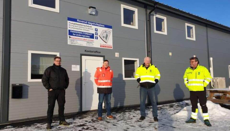 Foran servicebygget på åpningsdagen. F. v. innehaver av døgnhvileplassen Terje Furuseth, Brandval Bil AS/TF Maskin , Cato Løkken, Statens vegvesen, forbundsleder Tore Velten, NLF, og Lars Rune Hagen, Odal NLF.