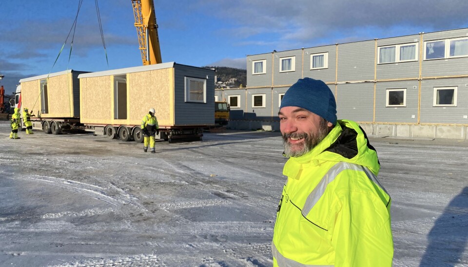 Montering av anleggshotellet er i gang. – I løpet av april står alt klart for å ta imot gjester, sier plass-sjef Ståle Gundersen.