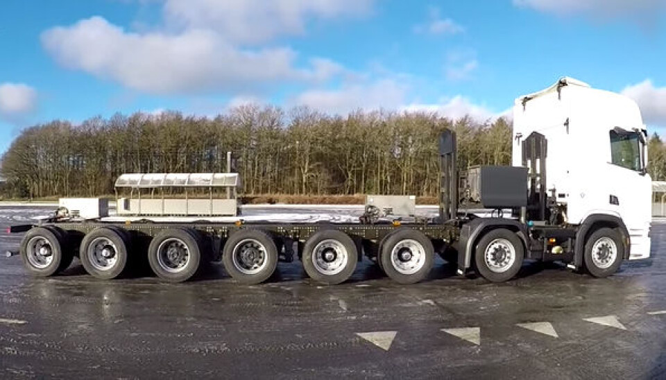 Hjulene er tett i tett på denne Scania R730 16x4-en.