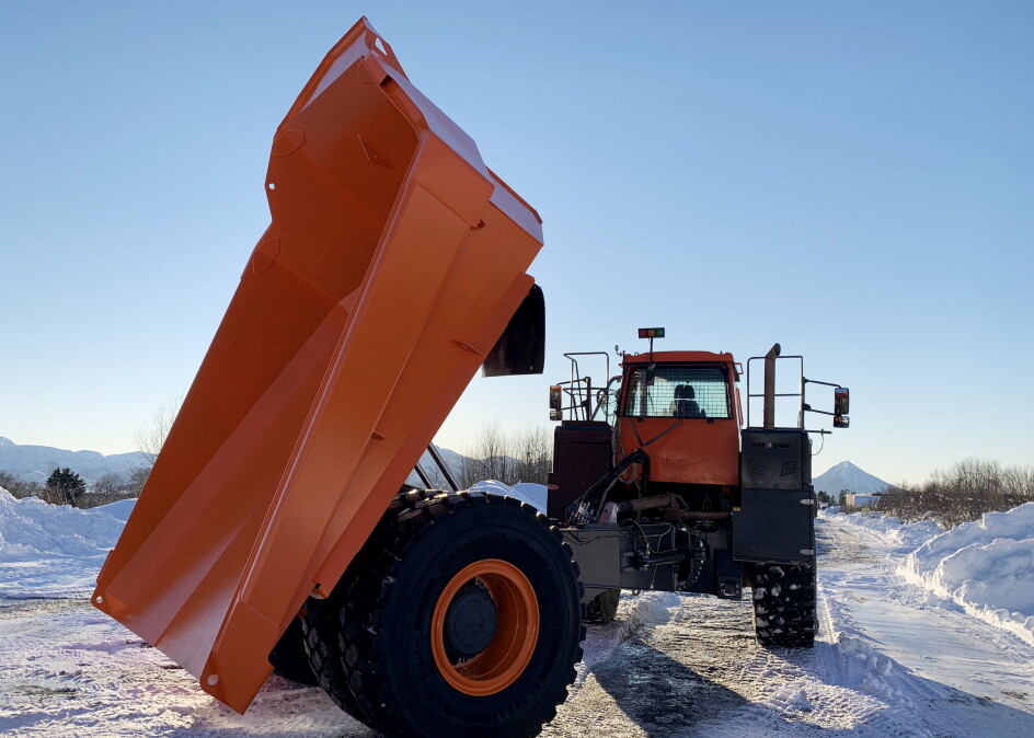 For første gang fikk denne DA45 4x4 strukket dumperkassen sin mot solen. Fredag 5. februar ble det nye konseptet luftet ute under åpen himmel etter 15 måneder inne i fabrikklokalene i Elnesvågen. Foto: Doosan