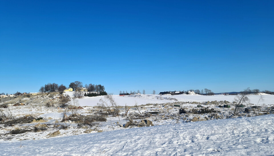 Massene fylte opp en del av en golfbane, og rant over fylkesvei 120 sør for tettstedet Ask i Gjerdrum. Veien er stengt på ubestemt tid, på grunn av massene over veibanen og at raskanten er nær fylkesveien. Massene fylte opp en del av en golfbane, og rant over fylkesvei 120 sør for tettstedet Ask i Gjerdrum. Veien er stengt på ubestemt tid, på grunn av massene over veibanen og at raskanten er nær fylkesveien.