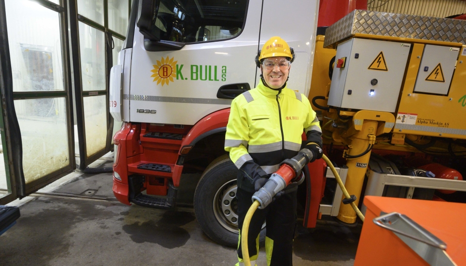 Kent Bull i K. Bull Holding AS sier det er til det beste for kunder og ansatte at NCG overtar K. Bull Betongpumping AS. Bildet er tatt i forbindelsen med at K. Bull AS tok i bruk en hybrid betongpumpe på jobb for AF Gruppen på oppdrag for Sporveien for et drøyt år siden.