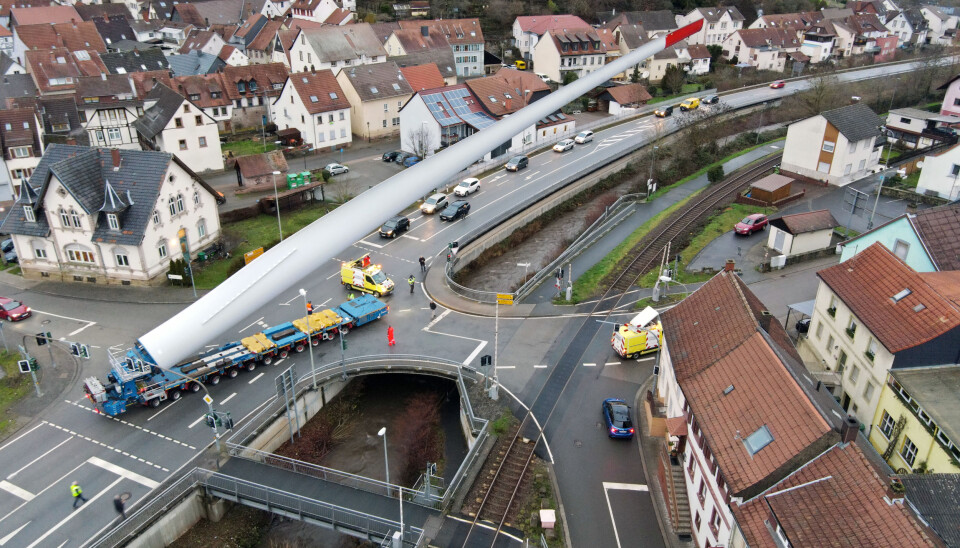 Du sperrer opp øynene når du møter en spesialtransport med et rotorblad til vindmølle på høykant. P. Adams Schwertransporte fra Luxembourg har spesialisert seg på slike transporter.