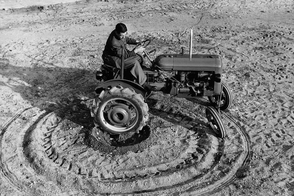 DEN FØRSTE: Første serieproduserte traktor var Valmet 15 med 15 hk bensinmotor og vekt på 780 kg. Tre gir frem og ett i revers. Foto: Valtra