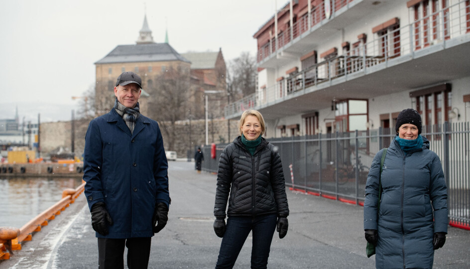 Havnedirektør Ingvar M. Mathisen, eiendomsdirektør i Oslo Havn, Åsa Nes og Pia Bodhal, fungerende daglig leder i FutureBuilt, foran Skur 38 på Akershusstranda.