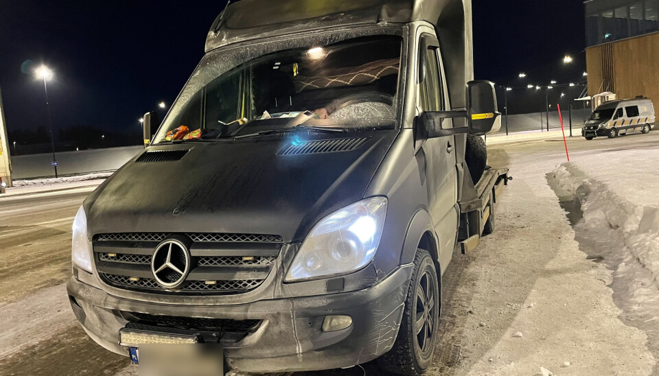 Polskregistrert varebil ble stoppet på ulovlig oppdrag i Norge, med overlast og manglende lys bak.