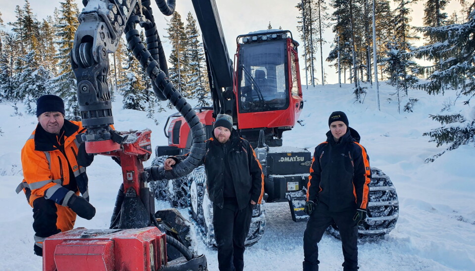 BEINKALDT: Far Håkon Slåtten (t.v.) og sønnene Knut Tore og Håkon Andreas samlet i sprengkulda foran Komatsu-maskinen 901XC. (Foto: Gudmund Botnevik).