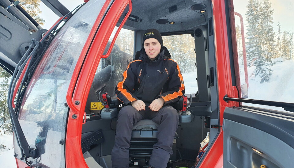 RIKTIG: - Jeg har valgt riktig yrke, sier Håkon Andreas (18), fra førerplassen i hogstmaskinen.