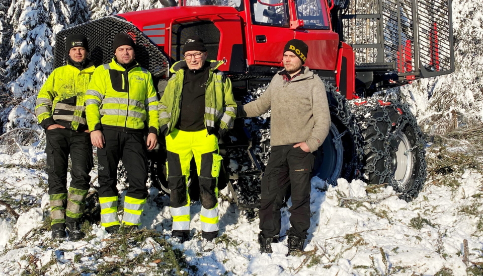 NY: Firmaet mottok to nye Komatsu-maskiner tidlig i februar; her lastbæreren 895 vist av Niri Landerud Svingen (t.v.), Henning Egedahl, Steinar Guterud og Knut Sigurd Brekke. (Foto: Tom Volsdal, Komatsu Forest).