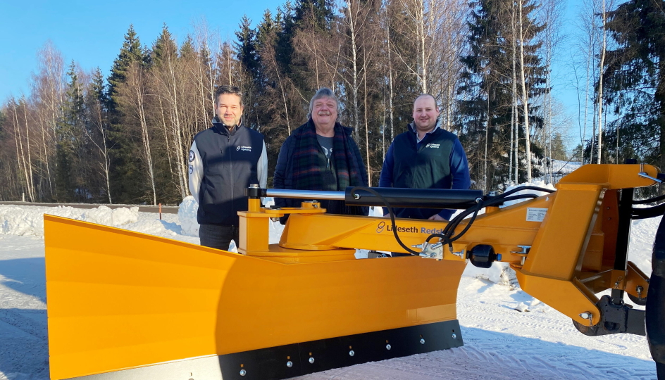 LANSERT: Lilleseth Kjetting lanserte dette proffskjæret for traktor i vinter. Fra venstre er salgssjef Stian Østerhaug, daglig leder Knut A. Lilleseth og redskapssjef Audun Aaserud. Foto: Lilleseth Kjetting