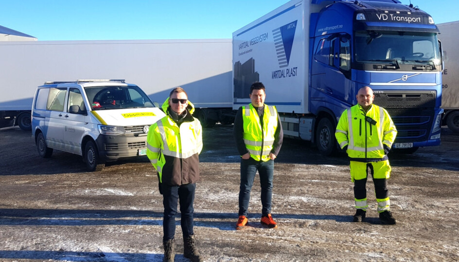 På bildet: Tormod Vestad (fylkesveiavdelingen i M&R), Christian Vartdal (Vartdal Plast), Bjarne-Martin Valde (fylkesveiavdelingen i M&R).