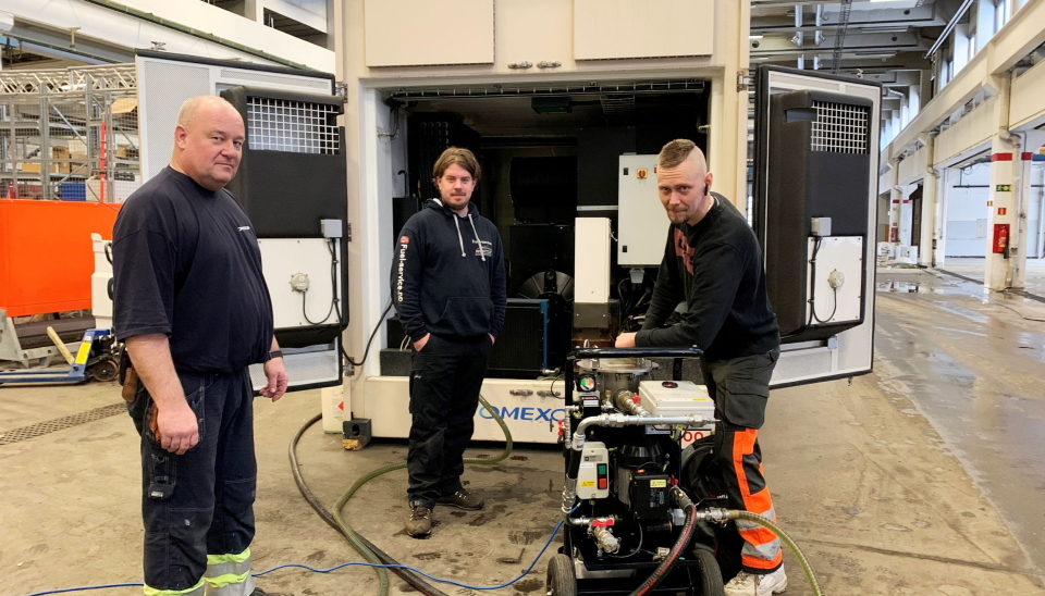 BESTILTE RENS: Petter Nordby (f.v), e-verksmontør i Omexom bestilte rens fra Fuel-Service AS på 17 tanker som var eller kunne vært utsatt for forurensning. Her er Fuel-Service-teknikerne Martin Christensen (midten) og Stian Dalby i gang.