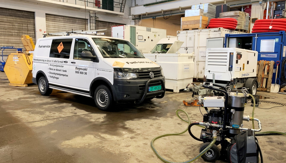 RYKKER UT: Her er servicebilen til Fuel-Service på plass hos Omexom i Oslo. Renseapparatet foran til høyre har kapasitet på 3600 liter i timen.