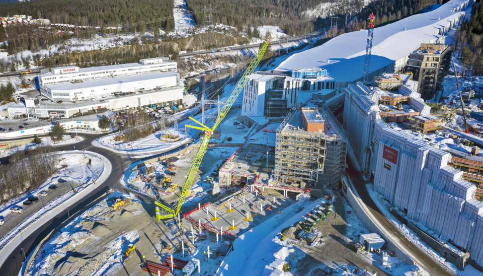 RUVER: Den helelektriske beltegående Liebherr-fagverkskranen ruver godt i terrenget ved alpinhallen Snø på Lørenskog.