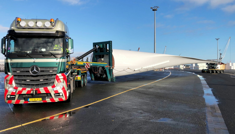 FØRSTE TUR: Bolk Transport utførte første turen med den nye DOLL kombinasjonen med 65 meter lange vindmølleblader i januar.