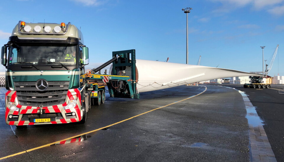 FØRSTE TUR: Bolk Transport utførte første turen med den nye DOLL kombinasjonen med 65 meter lange vindmølleblader i januar. FØRSTE TUR: Bolk Transport utførte første turen med den nye DOLL kombinasjonen med 65 meter lange vindmølleblader i januar.