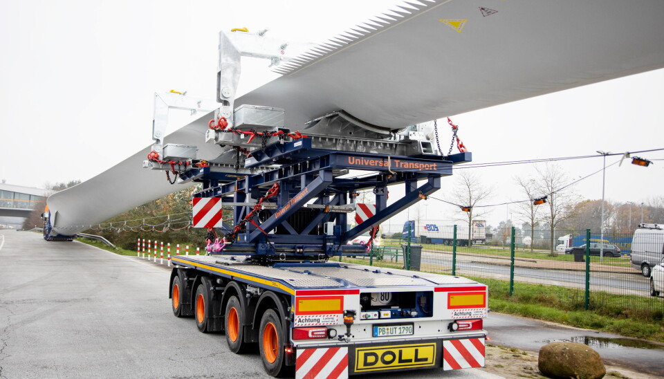 Doll vindmlle hengere
Bolk Transport NL
Styrbar: Med en stringsvinkel p 55 grader og en spesial svingskive som kan svinges 85 grader blir den selvstyrende hengeren veldig fleksibel. Doll vindmlle hengere
Bolk Transport NL
Styrbar: Med en stringsvinkel p 55 grader og en spesial svingskive som kan svinges 85 grader blir den selvstyrende hengeren veldig fleksibel.