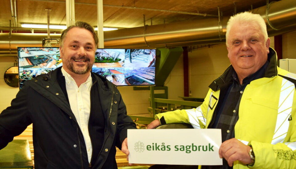 Adm. direktør Anders R. Øynes i AT Skog (t.v.) og daglig leder John Anker Telhaug i Eikås Sagbruk, er begge strålende fornøyd med oppkjøpet.