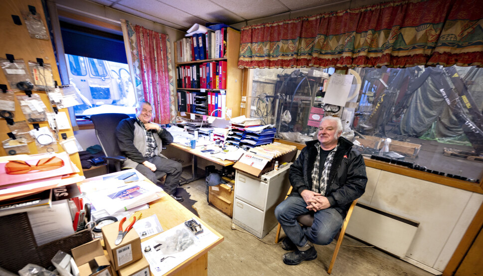 KONTOR: Svein Johnsen (t.h.) tar gjerne turen opp til Espa for å slå av en prat med Kåre Jensen som driver W Mek.
