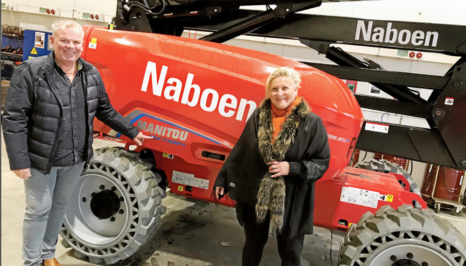 UTSLIPPSFRITT: Daglig leder Nina Aasland og forretningsutvikler Jone Ølberg i Naboen Utleie med en elektrisk Manitou 200 ATJe-bomlift.